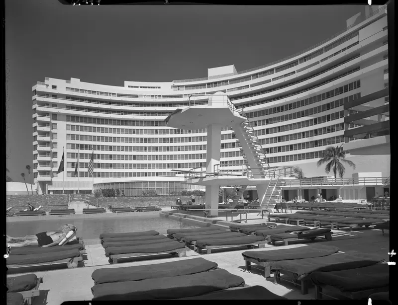 Fontainebleau, Miami Beach, 1955 (Gottscho-Schleisner). The Fontainebleau's famous curve from the grounds, March 1955.